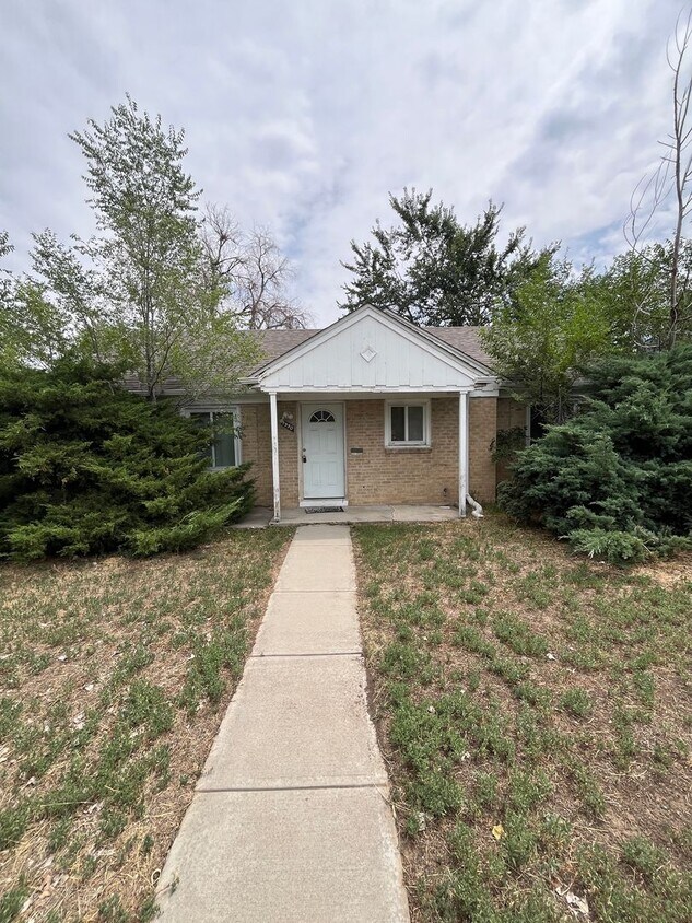 Foto principal - 3 Bedroom 1 Bathroom Ranch in East Denver!