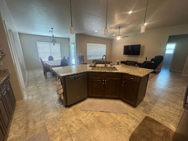 Foto del edificio - Lightly Furnished 4 Bed Home!