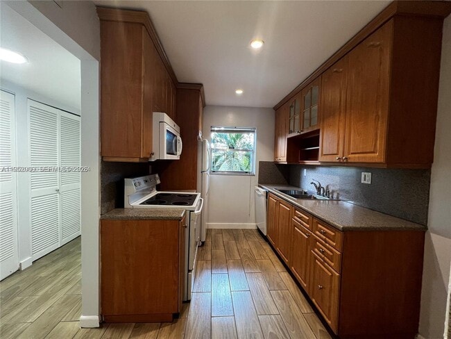 Foto del edificio - 4111 Stirling Rd