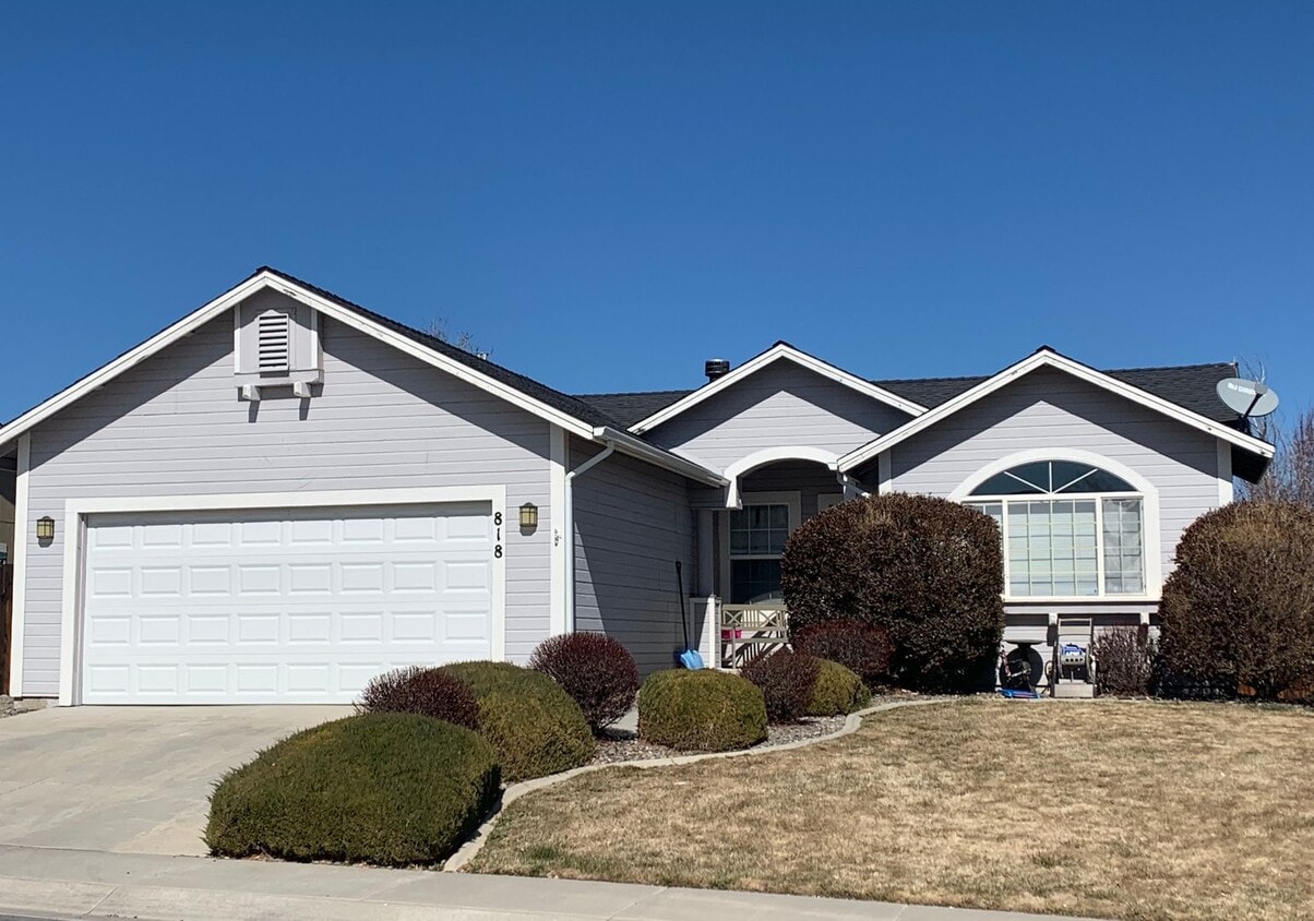 Foto principal - 3 bed 2 bath house