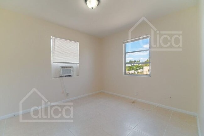 Building Photo - 803/5 Henrietta Ave