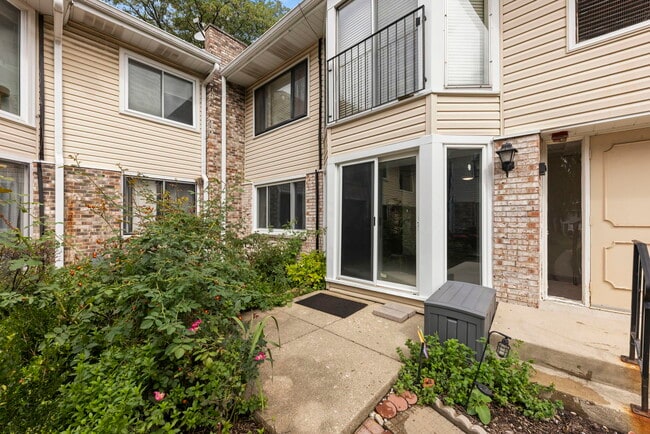 Building Photo - 2640 Mitchell Dr