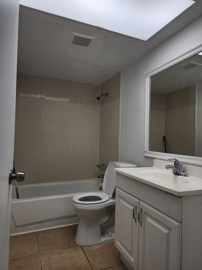 Building Photo - 1 Bedroom / 1 Bathroom Apartment Home  ** SPECIAL **