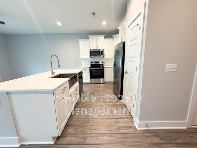 Building Photo - 10 S Laird Dr