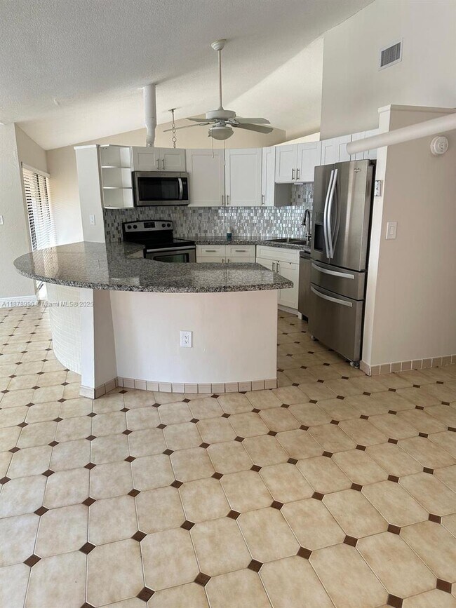 Foto del edificio - 9015 SW 102nd Ct