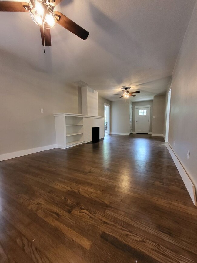 Building Photo - (3) Bed/(2) Bath Close to Campus Avail NOW...