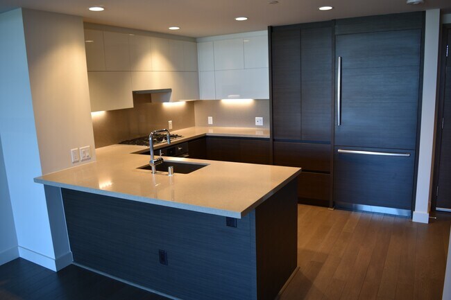 Building Photo - Spacious Luxury One Bedroom - Insignia