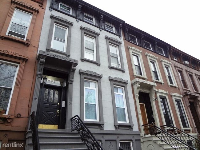 Building Photo - 598 Madison St