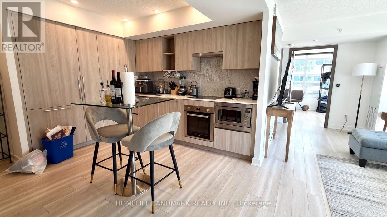 Primary Photo - 19 Bathurst St
