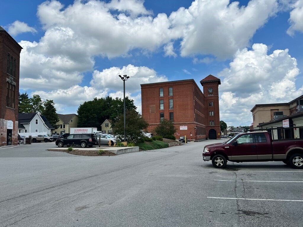 Building Photo - 2 Pakachoag St