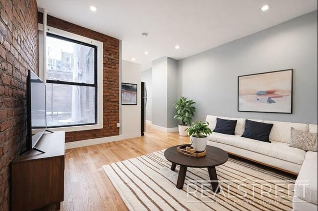 Building Photo - 1 Bed W. Tons of Space in Crown Heights!