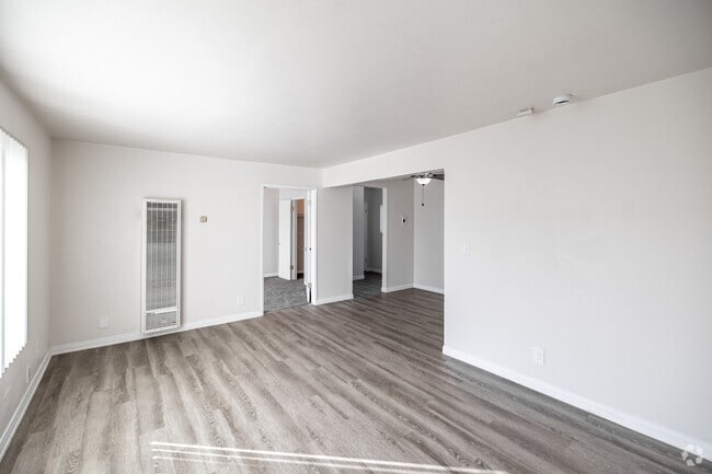 2 habitaciones, 1 baño - 869 pies cuadrados - Sala de estar - Courtyard Apartments