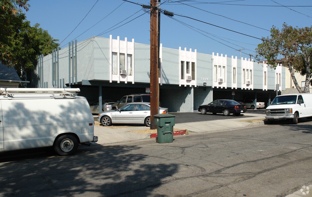 Primary Photo - 1319 Stanley Ave