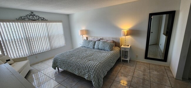 Building Photo - 405 N Ocean Blvd
