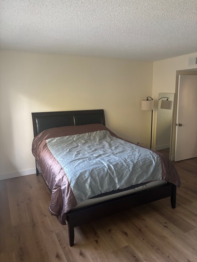 Bedroom - 9000 Vanalden Ave