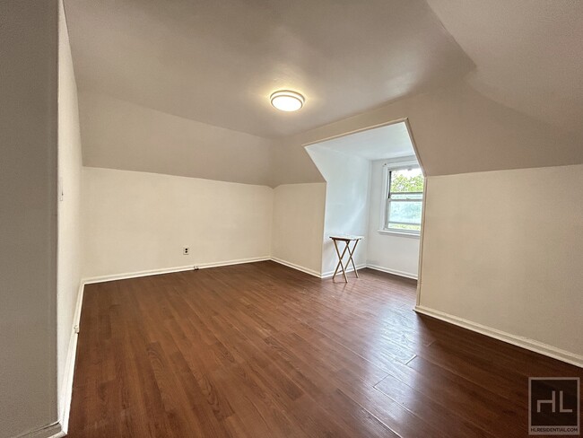 Building Photo - Large 2BR in East Bronx!