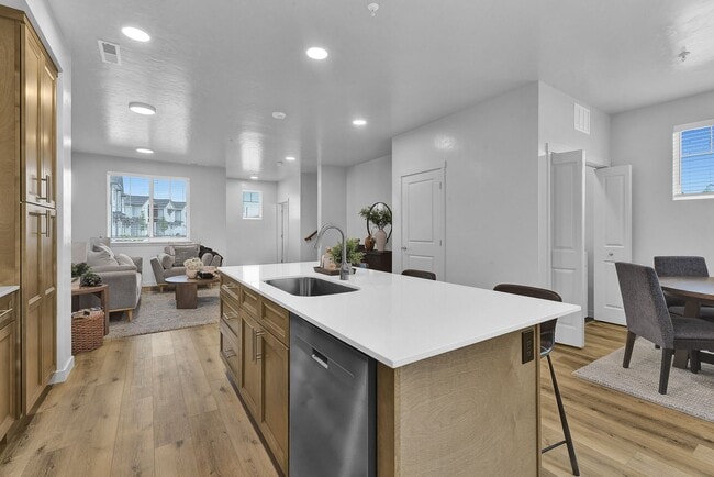 Building Photo - 4021 S Lone Pne Wy