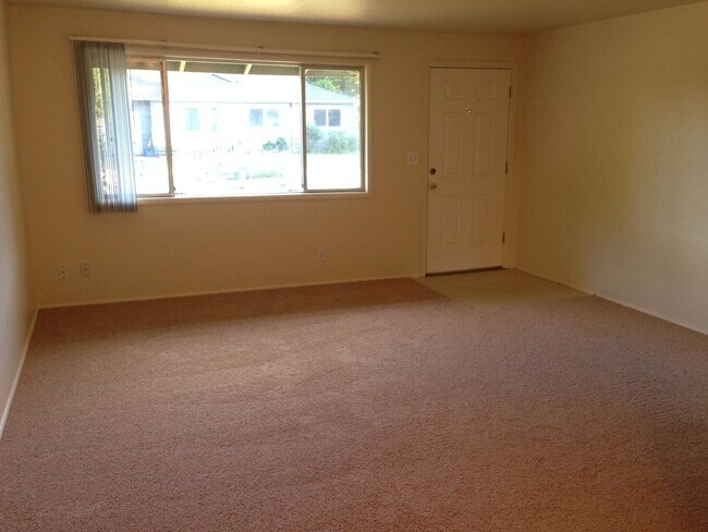 Building Photo - SW Eugene Home with fenced yard, garage an...