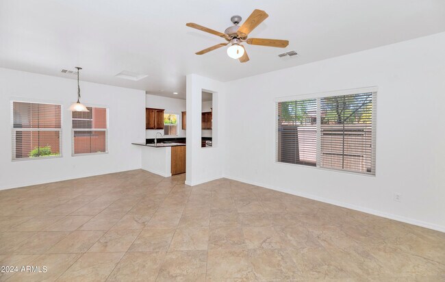 Building Photo - 3960 E Cat Balue Dr