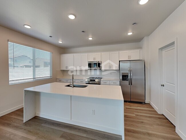 Building Photo - 9752 W Parkway Dr