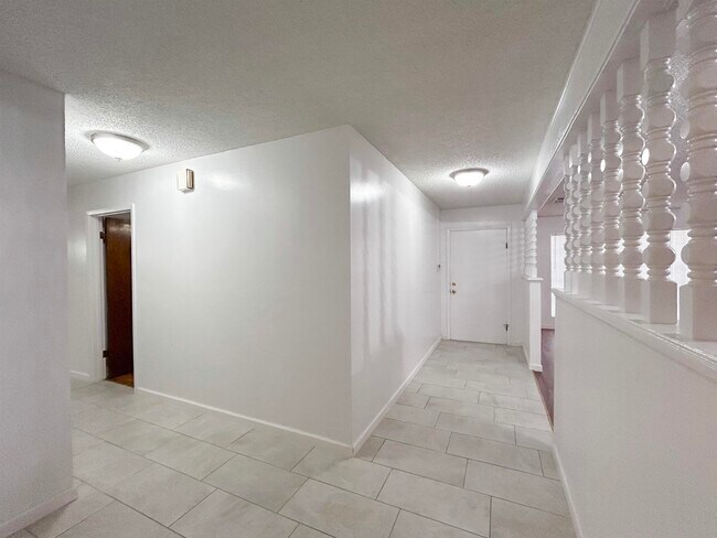 Foto del edificio - 412 Longshadow Rd