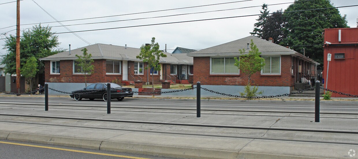 Primary Photo - 6920-6934 N Interstate Ave