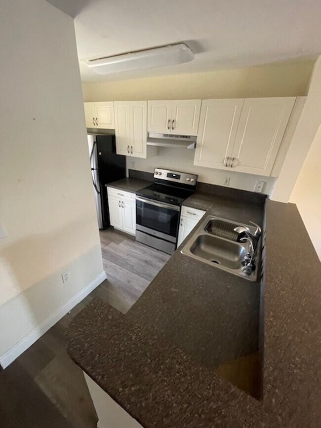 Building Photo - Palm Lakes Condo