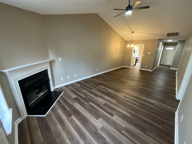 Building Photo - 2 BR / 2 BA  Renovated Townhome in Hyde Pa...