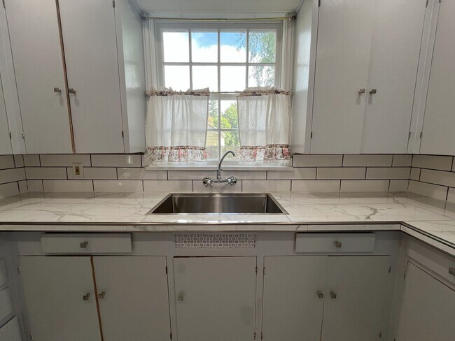Building Photo - Spacious Multi-Level Living with Vaulted C...