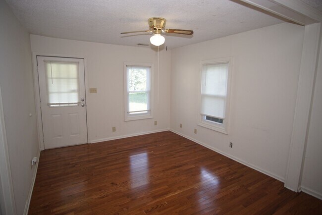 Building Photo - North Knoxville Cottage!