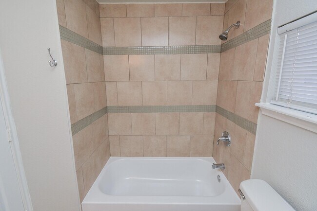 Foto del edificio - 2118 Thonig Rd