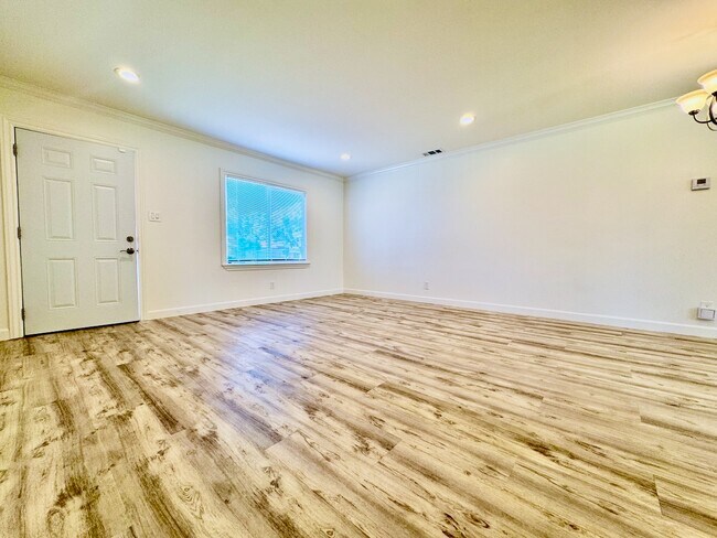Foto del edificio - 15110 Woodard Rd