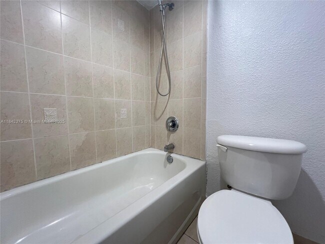 Foto del edificio - 445 SW 11th St