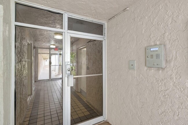 Building Photo - 1100 NW 87th Ave