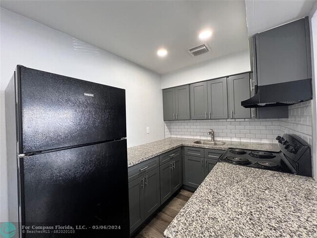 Foto del edificio - 5631 NW 15th St