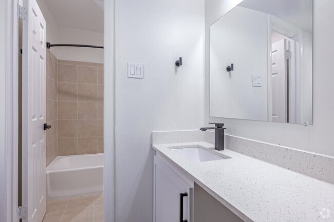 2BR, 2BA - 946SF (Plan E) - Bathroom - MIA Sawyers Mill