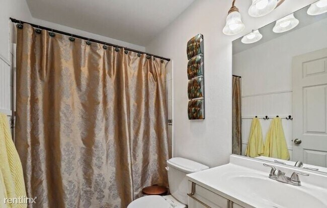 Building Photo - 2 br, 2.5 bath Townhome - 3941 Montclair Rd