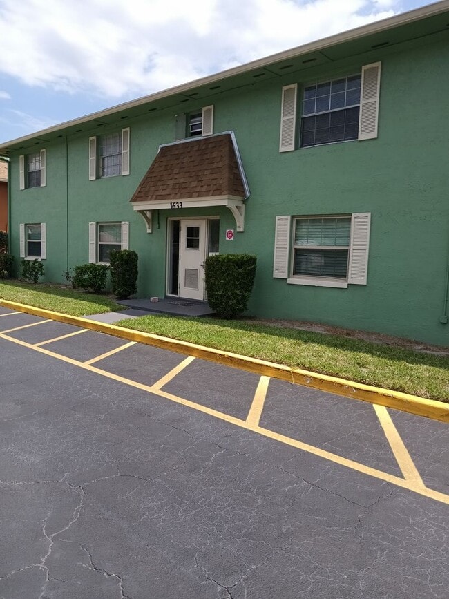 Building Photo - 1633 W Oak Ridge Rd