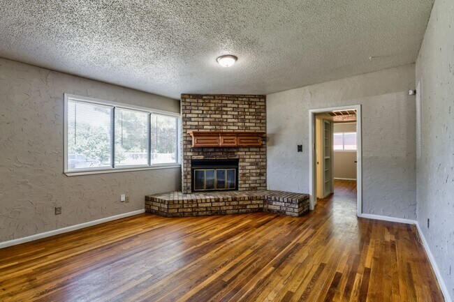 Building Photo - Flexible 4-Bedroom (or 3-Bedroom + Bonus R...
