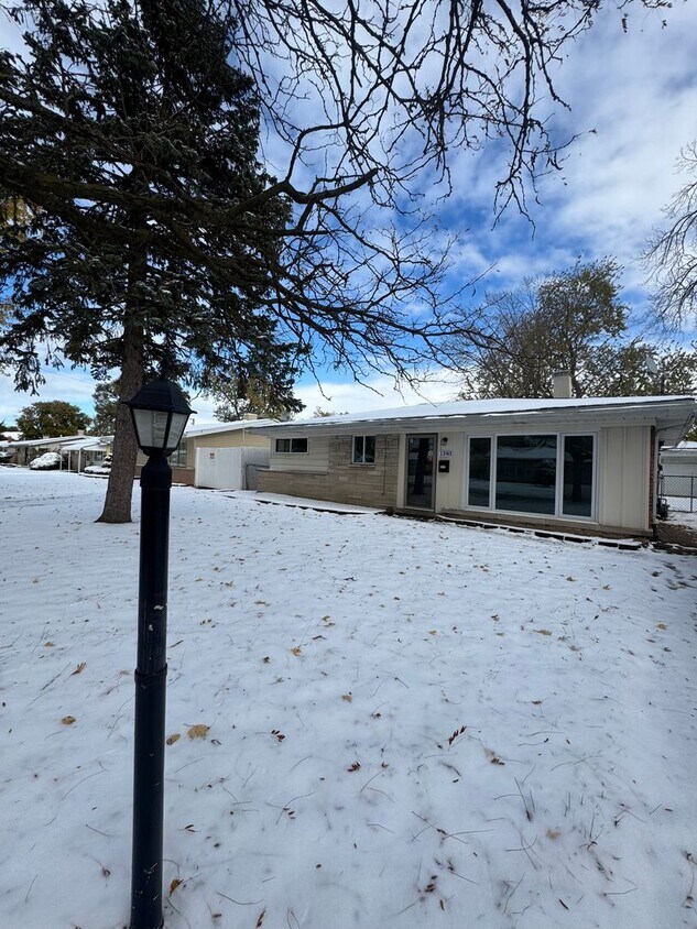 Foto principal - Don’t miss out on this charming three-bedr...