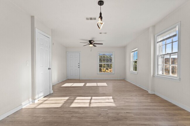 Foto del edificio - Charming Home in Prime Grand Prairie Locat...