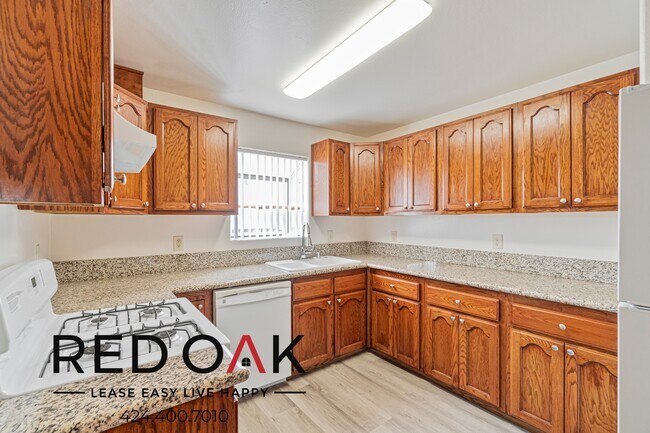 Foto del edificio - Outstanding Two Bedroom with Spacious Room...