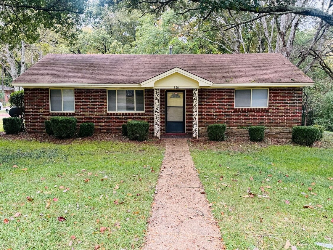 Foto principal - Beyond Perfect 3 bedroom 1 bath !!!!