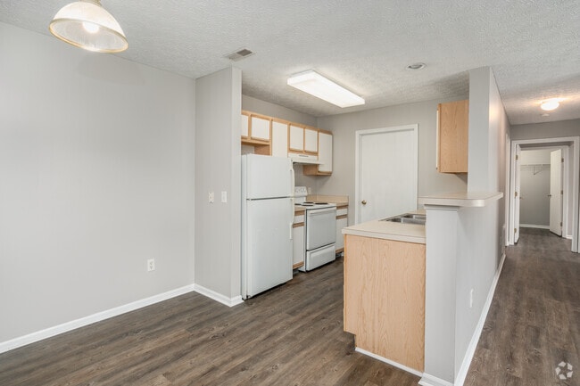 2BR, 2BA - 990SF - Kitchen Mid Upgrade - Leafy Dell Apartments