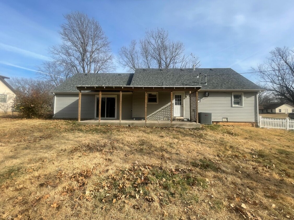 4 bedroom 2 full bath home available now! House Rental in Springfield