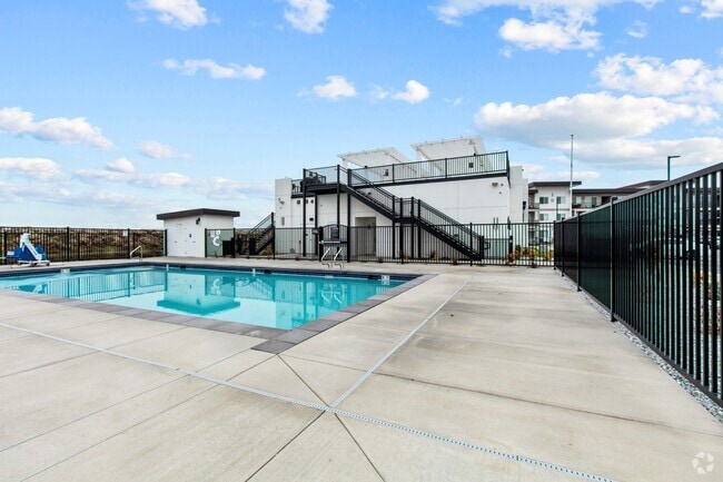 Pool and Clubhouse - Columbia River Walk