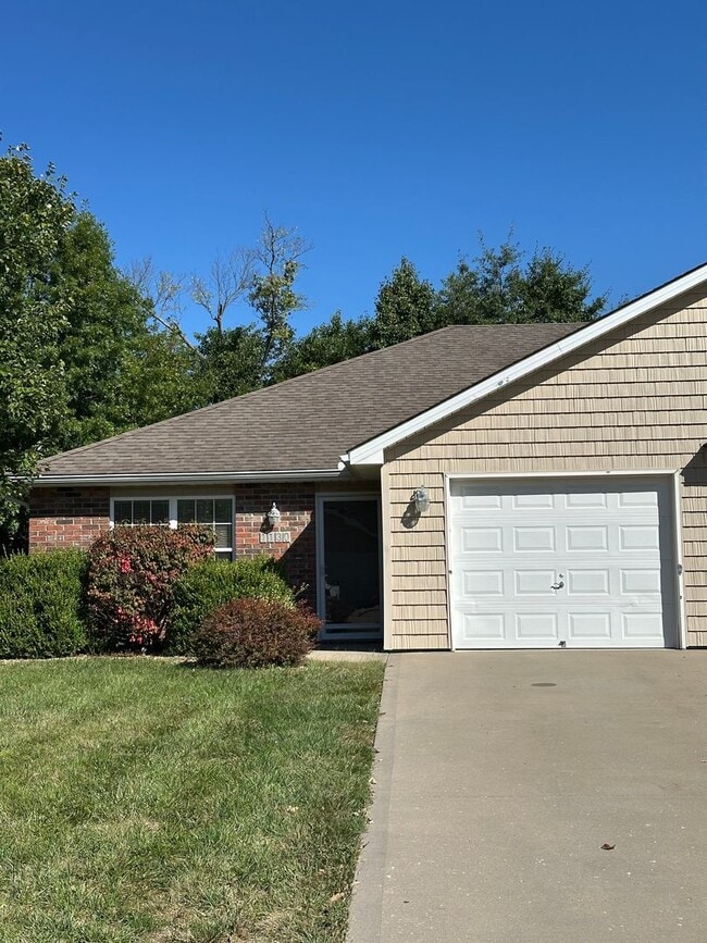 Building Photo - 1130 NW Willow Dr