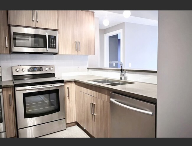 Building Photo - 611 Edmonton Trl NE