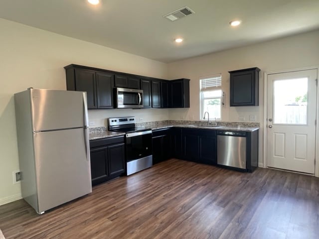 Building Photo - 532 Peony Ct