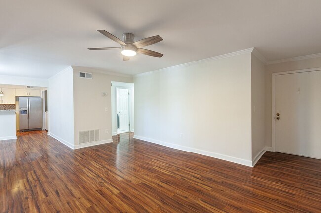 Foto del edificio - Spacious 2/2 Condo w/ Pool and Onsite Golf Course!